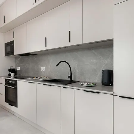 Luxury Beachside With Balcony & Terrace In By Renters Prestige Apartman