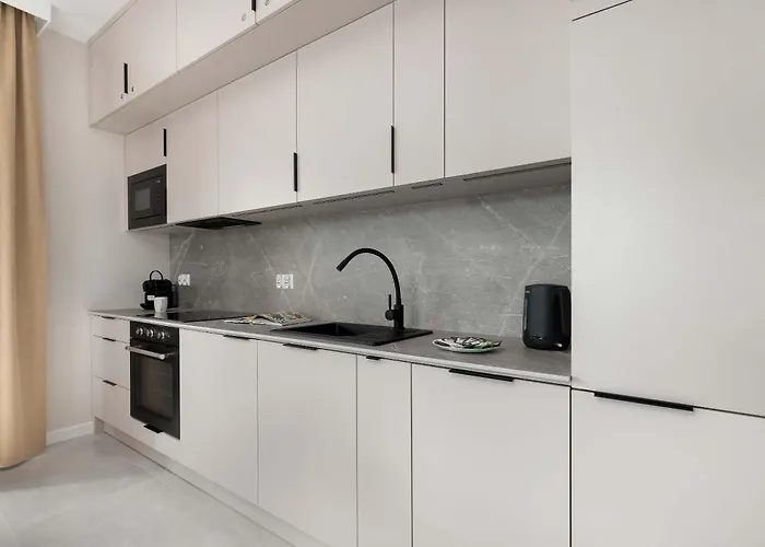 Luxury Beachside With Balcony & Terrace In By Renters Prestige Apartamento